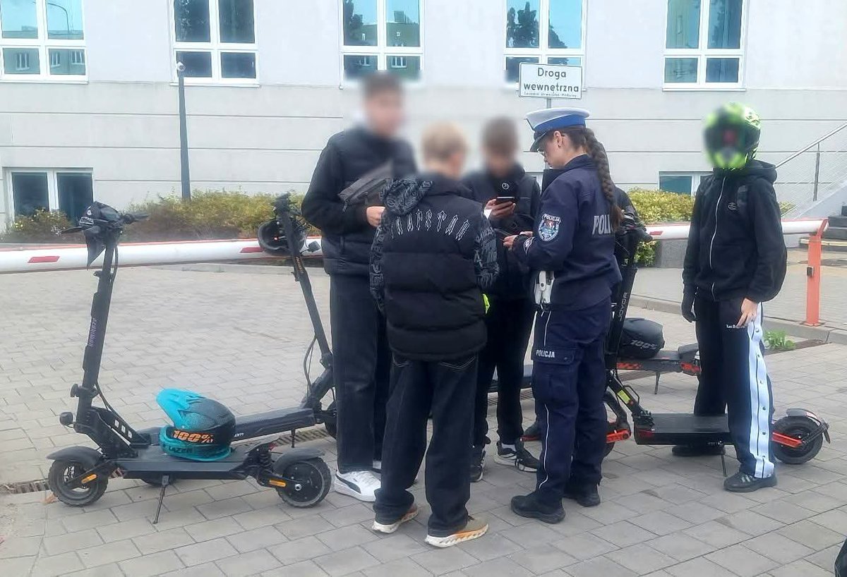 PolicjaLubelska's tweet photo. 🚨 Dziś wojewódzkie działania „Bezpieczeństwo kierujących hulajnogami elektrycznymi” 🛴

👉 Od rana na drogach #Lubelszczyzny prowadzimy wzmożone wojewódzkie działania kontrolno - prewencyjne. Ich celem jest przede wszystkim poprawa bezpieczeństwa użytkowników hulajnóg oraz przypomnienie obowiązujących przepisów. 

��� W tym roku odnotowaliśmy już 4️⃣1️⃣ wypadków drogowych z udziałem użytkowników hulajnóg elektrycznych. W wypadkach 1️⃣ osoba zginęła, zaś 3️⃣4️⃣ zostały ranne.

👉 Podczas wzmożonych działań prowadzonych na drogach całego województwa będziemy dokonywać kontroli hulajnóg elektrycznych ze szczególnym zwróceniem uwagi na ich wyposażenie, modyfikacje techniczne oraz konieczność spełnienia warunków dopuszczalności do ruchu oraz posiadanych uprawnień do kierowania wymaganych dla danej kategorii pojazdu.

👉 Hulajnoga elektryczna jest coraz częściej wybieranym środkiem transportu. Korzystając z niej, należy jednak pamiętać, że kierujący jest pełnoprawnym uczestnikiem ruchu drogowego i ma obowiązek przestrzegania określonych przepisami zasad. Apelujemy o rozwagę i odpowiedzialność na drodze. Przestrzeganie przepisów, dostosowanie prędkości do warunków oraz zwracanie uwagi na innych uczestników ruchu to podstawowe zasady, które mają bezpośredni wpływ na nasze bezpieczeństwo. Pamiętajmy, że chwila nieuwagi lub lekceważenie przepisów może mieć poważne konsekwencje.