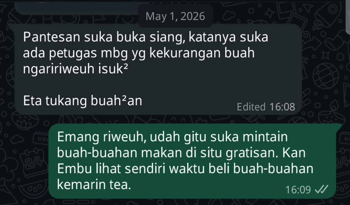 serigalabelacu's tweet photo. Cuma mau cerita. Waktu itu saya lg beli buah2an di tukang buah dkt rumah, lalu ada mobil MBG parkir. Beberapa pegawai MBG turun. Ada yg nyamperin tukang buah, ada yg lngsng milih2 lengkeng dan salak, ada yg dgn santai ngambil lengkeng dan salak lalu dimakan. https://t.co/vKQcqSuuXU