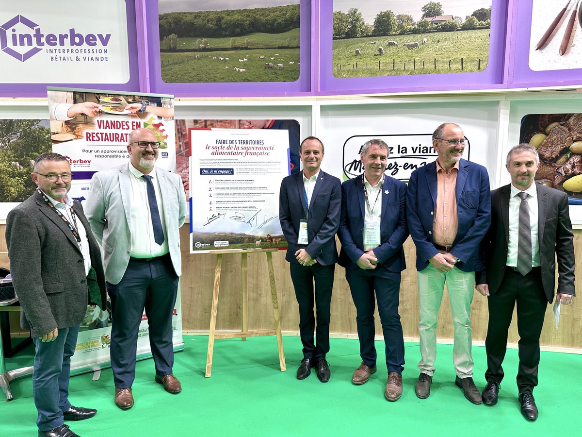 Interbev_fr's tweet photo. #SommetElevage]
FAIRE DES TERRITOIRES LE SOCLE DE LA SOUVERAINETÉ ALIMENTAIRE FRANÇAISE

À l’occasion du @SommetElevage, INTERBEV a réuni des collectivités et des acteurs de la filière autour d’un même enjeu : faire de la #RestaurationCollective un levier pour les territoires et leurs filières agricoles.

Maires et représentants des filières bovine, veau et ovine ont partagé leurs expériences et leurs engagements pour favoriser l’accès à des viandes de qualité et de proximité dans les cantines, soutenir les éleveurs et créer davantage de valeur dans les territoires.

Cette mobilisation s’est concrétisée par la signature d’un manifeste d’engagements, conçu autour de 5 priorités :
1️⃣ soutenir l’élevage ancré dans les territoires,
2️⃣ privilégier une viande de qualité et de proximité,
3️⃣ préserver une alimentation variée et équilibrée,
4️⃣ renforcer l’éducation alimentaire,
5️⃣ mieux faire connaître l’origine des viandes servies.

#SouverainetéAlimentaire #RHD