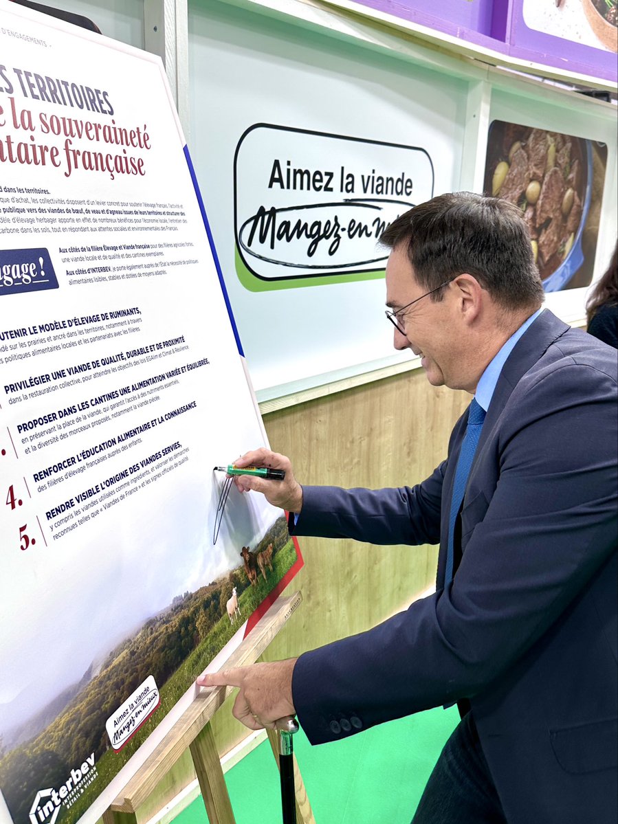 Interbev_fr's tweet photo. #SommetElevage]
FAIRE DES TERRITOIRES LE SOCLE DE LA SOUVERAINETÉ ALIMENTAIRE FRANÇAISE

À l’occasion du @SommetElevage, INTERBEV a réuni des collectivités et des acteurs de la filière autour d’un même enjeu : faire de la #RestaurationCollective un levier pour les territoires et leurs filières agricoles.

Maires et représentants des filières bovine, veau et ovine ont partagé leurs expériences et leurs engagements pour favoriser l’accès à des viandes de qualité et de proximité dans les cantines, soutenir les éleveurs et créer davantage de valeur dans les territoires.

Cette mobilisation s’est concrétisée par la signature d’un manifeste d’engagements, conçu autour de 5 priorités :
1️⃣ soutenir l’élevage ancré dans les territoires,
2️⃣ privilégier une viande de qualité et de proximité,
3️⃣ préserver une alimentation variée et équilibrée,
4️⃣ renforcer l’éducation alimentaire,
5️⃣ mieux faire connaître l’origine des viandes servies.

#SouverainetéAlimentaire #RHD
