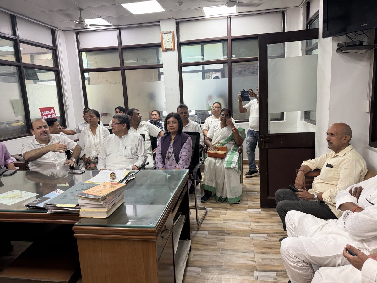 AnumaVidisha's tweet photo. मंदिर मार्ग पुलिस स्टेशन में - इंडिया गठबंधन के पाँच सांसदों और कई कार्यकर्ताओं के साथ 
#Satyagrah #SackGyaneshKumar https://t.co/S02bCIebv8
