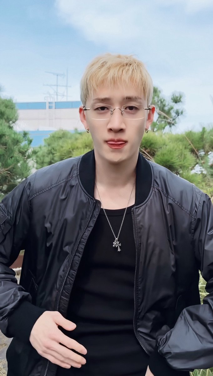 chris_lovelix's tweet photo. 🐺🖤

Really looks good in glasses

#BangChan #방찬 https://t.co/6McjCABv46