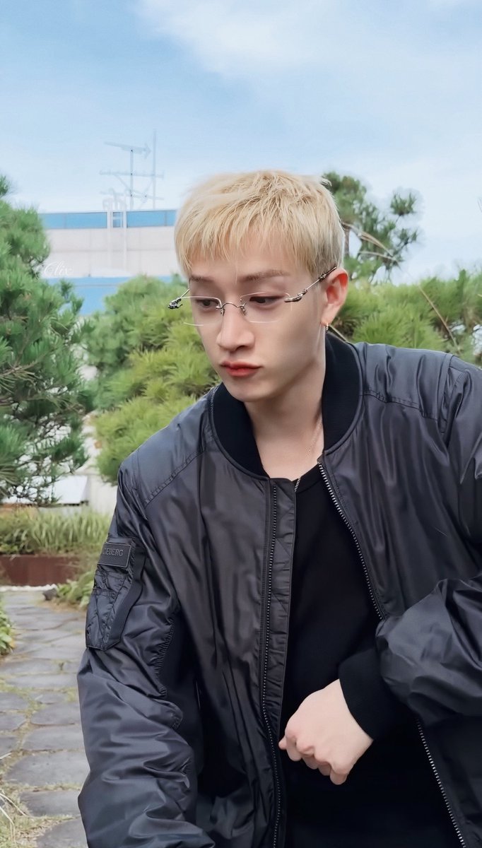 chris_lovelix's tweet photo. 🐺🖤

Really looks good in glasses

#BangChan #방찬 https://t.co/6McjCABv46