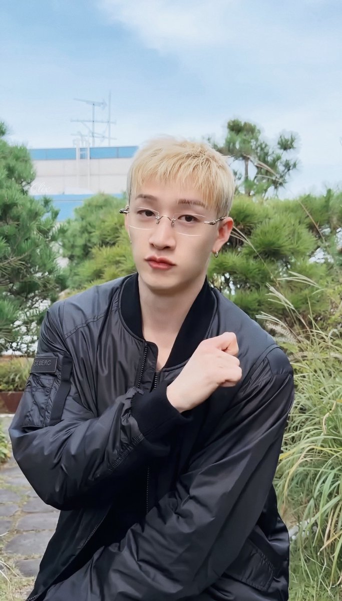 chris_lovelix's tweet photo. 🐺🖤

Really looks good in glasses

#BangChan #방찬 https://t.co/6McjCABv46