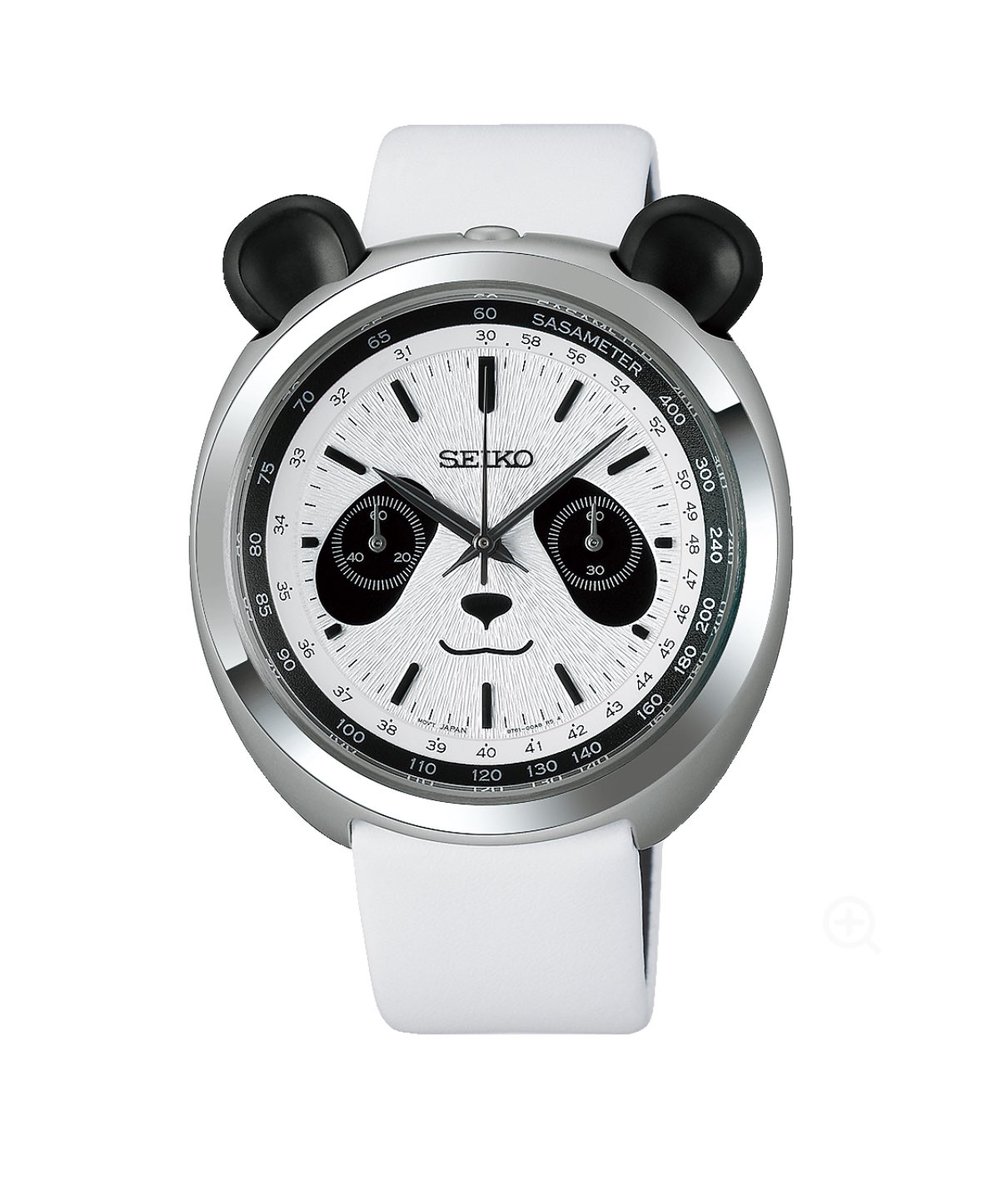 rroseselavy11's tweet photo. Çok şükür Seiko koleksiyonerliğim beni yine yanıltmadı da kendi kendime düşündüğüm şey doğru çıktı: Seiko Pandagraph 5.000 limitli pembe-siyah ve siyah-beyaz kadranıyla sahnede. Bence müthiş haber.🙌

Bence Seiko, Power Design Project’in insanlar üzerindeki etkisinin bu saatle birlikte artık tamamen farkına vardı. 

Biliyorsunuz Power Design Project, Seiko’nun her yıl şirket içinde kendi tasarımcıları arasında düzenlenen ve onların tamamen özgün saatlerini ürettiği bir yarışmaya da konu oluyor. Daha sonra her yılın finalistlerini de dünyada gezdiriyorlar.

Bugüne kadar PDP birkaç saat çıkarsa da ağırlıkla insanların favorilerini çıkarmıyordu, rebirth edisyonları görüyorduk, bu kez durum değişti ve “bullhead” bir Pandagraph çıktı. Hem Seiko’nun eğlenceli kısmı da temsil etmesi açısından hem de insanların beğenisini dikkate alması açısından bunu kıymetli buluyorum.

Saate gelecek olursak hepimizin birçok saatte “panda dial” diye yazdığı yerde Seiko kadrana gerçek bir panda indirdi, tıpkı onun tüylü yüzeyi gibi bir tekstür yaptı ve hands’te de bambu yapraklarına yer vermeyi unutmadı. 

Kulaklarsa kronograf göstergelerini hareketlendirirken takimetre yerine sasametre gelmiş ki sasa Japonca “bambu yaprağı” demektir. Yani bir pandayı koşturacak tek şey yemek, yani bambu yaprağı olduğundan ancak onun işlevi için yapılmıştır ve onun 2 dakikada en yüksek ulaşabileceği hız 30km/s gösterilir. 

Saatin arkası da tıpkı pandanın arkası gibi yapılmıştır ve kuyruğu kabartılmıştır, saatin güzel ve tatlı mizahi bir dili vardır. 

Güncellenen ve sadece bu modele özel çıkmış üstten tepeli 8T61 kuvars kronograf kalibreyle gelen saatte 3.000 limit siyah/beyaz, 2.000 limitse pembe/siyah kadrana ayrılmış.

Sanırım yarışmadakinden tek farkı olarak yarışmadakinin kordonu tüylü yapılmışken burda beyaz deri kordon yapılmış ki aslında bu da sergiden ziyade takmalık bir saat için daha uygundur kanaatindeyim.

İşin iyi yanı şu ki Seiko Türkiye de modeli duyuranlardan oldu, yani çok yüksek ihtimalle model Türkiye’ye de gelecek. Bu müthiş haber, ilgililere teşekkür ederiz.🙌