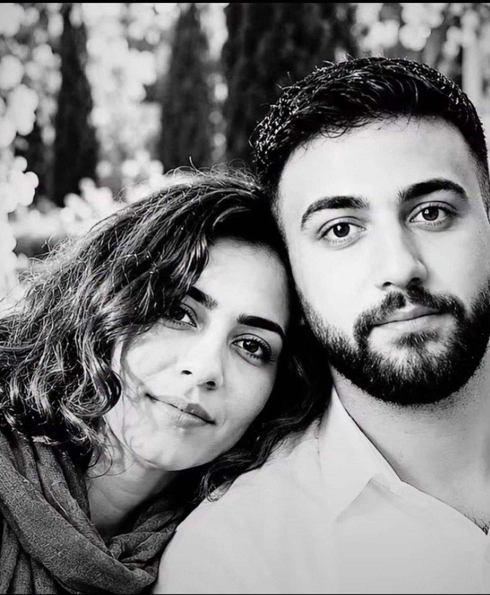 Faribashirazi23's tweet photo. عاشقانه‌ای شجاعانه‌تر از بله گفتن در یک قدمی اعدام نداریم
شکنجه، سکته پای چوبه دار، احیا برای اعدام مجدد؛ و سکوت جهان!
اما او در واپسین دقایق با پیمان عشق، شهامت نسلی را تاریخی کرد که برای زندگی می‌جنگد!
#علیرضا_سپاهی داماد غزه نبود که جهان برایش فریاد بزند، او داماد ایران بود🥀 https://t.co/3qmatydQbI
