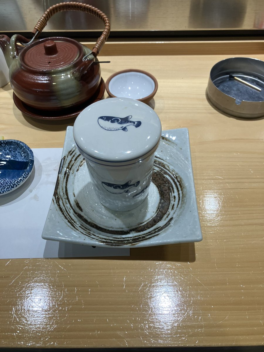 shi_no__cha_A's tweet photo. 今月のルーティン！
回らないお寿司屋さん
鮭のマリネ、うなぎの白焼き、イカわたヒレ酒🍶
美味しいかったです。 https://t.co/PnNMotlXeL