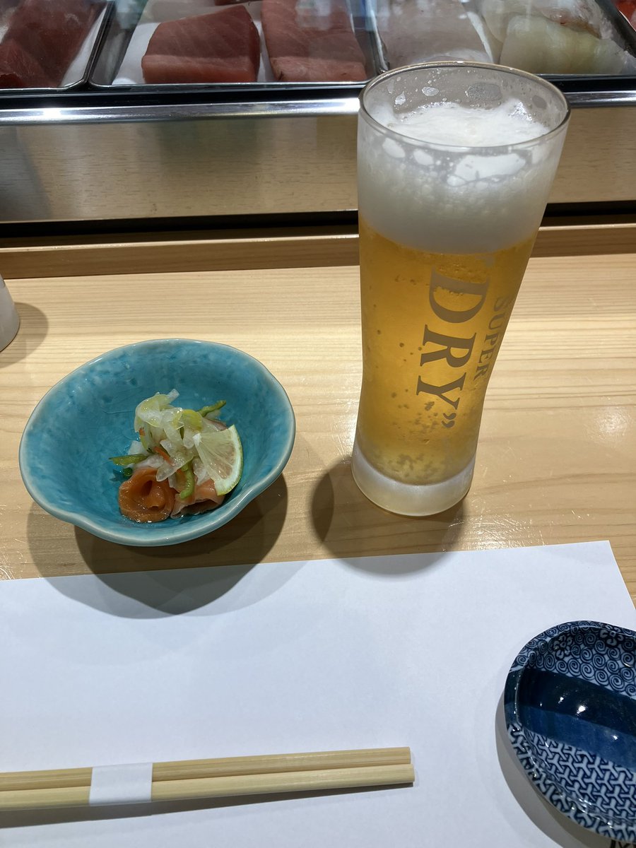 shi_no__cha_A's tweet photo. 今月のルーティン！
回らないお寿司屋さん
鮭のマリネ、うなぎの白焼き、イカわたヒレ酒🍶
美味しいかったです。 https://t.co/PnNMotlXeL