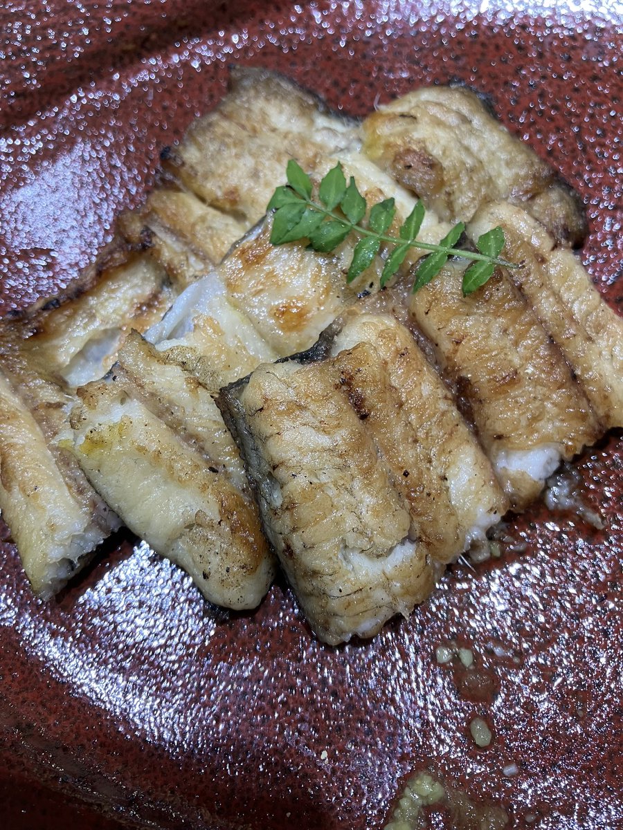 shi_no__cha_A's tweet photo. 今月のルーティン！
回らないお寿司屋さん
鮭のマリネ、うなぎの白焼き、イカわたヒレ酒🍶
美味しいかったです。 https://t.co/PnNMotlXeL