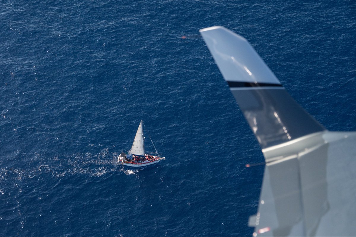 SOSMedItalia's tweet photo. Nella giornata di domenica, #Albatross1 ha aiutato la barca a vela AMA a localizzare, scortare e infine soccorrere 27 persone in difficoltà, tra cui 4 bambini e 12 donne. Ora si trovano al sicuro a Lampedusa. https://t.co/VOKYG0dWET