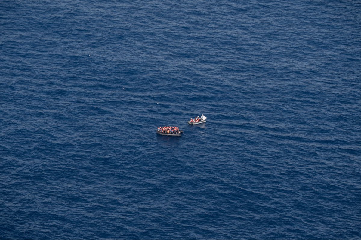 SOSMedItalia's tweet photo. Dopo il primo intervento, #Albatross1 ha avvistato un altro gommone in difficoltà vicino alla piattaforma petrolifera di Bouri. L’informazione è stata comunicata a tutte le unità presenti nell’area, compresa l’imbarcazione di MSF Oyvon: sono state così salvate altre 27 persone. https://t.co/SVBrgFsHMA
