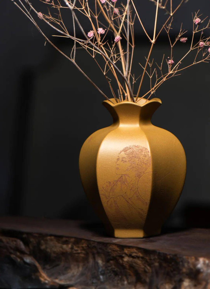 PradinaWahyu's tweet photo. [Check out Chen Xingang’s innovative ceramic craftsmanship—unique glazed details that blend traditional art with modern design!] https://t.co/OwFYaPsx0n