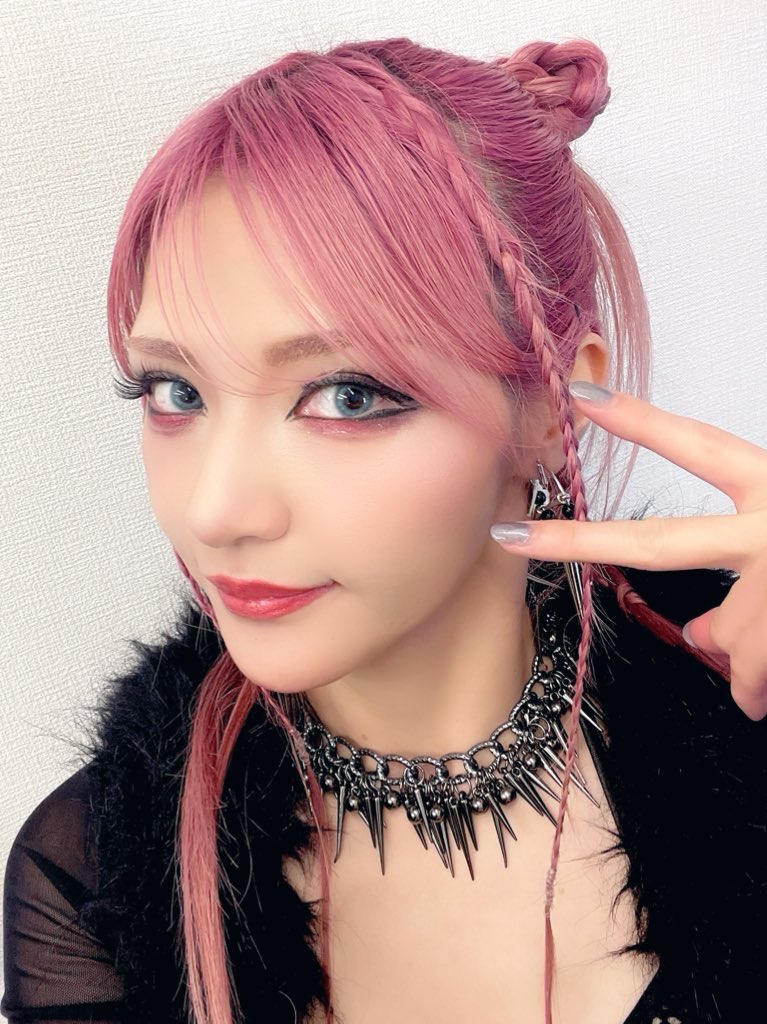 EYE_marysblood's tweet photo. あげそびれ動画発掘😇
Venomous Spider MV撮影直前に髪染めた時のやつ👇
ポニーテールに三つ編みにリボン結びまでしても地毛だけでこの長さ！凄すぎん？？！濃淡グラデのおかげで結ぶと立体的だし🎀✨
普通ならブリーチの時点で切れて出来ないと思う🍂
またネ申メンテお願いせな！！🏃‍♀️💨
#kamimajo https://t.co/K7ErSYeZ8L