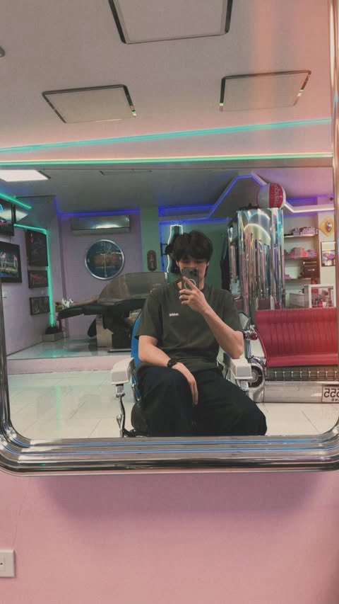 april4266193000's tweet photo. ตัดก็ตัดร้านเดียวกัน ทำไมทรงมันออกมาไม่เมะเหมือนกันละทีนี้ ต๊ายยยยยย ชั้นจะฟ้องๆๆ!
เฮียทัตผมเกือบจะได้กำเนิดละ เห้อออ👉👈

#TeeHeng
#TeeBoonyakait #Hengmarkii https://t.co/UDMRjOt2it