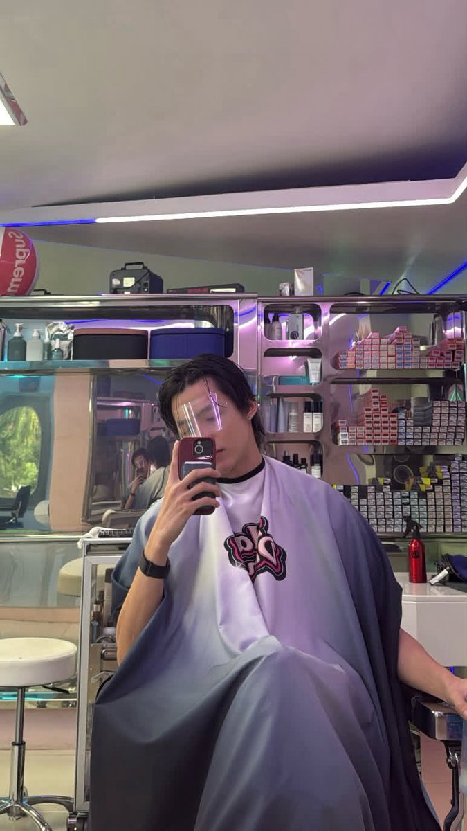 april4266193000's tweet photo. ตัดก็ตัดร้านเดียวกัน ทำไมทรงมันออกมาไม่เมะเหมือนกันละทีนี้ ต๊ายยยยยย ชั้นจะฟ้องๆๆ!
เฮียทัตผมเกือบจะได้กำเนิดละ เห้อออ👉👈

#TeeHeng
#TeeBoonyakait #Hengmarkii https://t.co/UDMRjOt2it