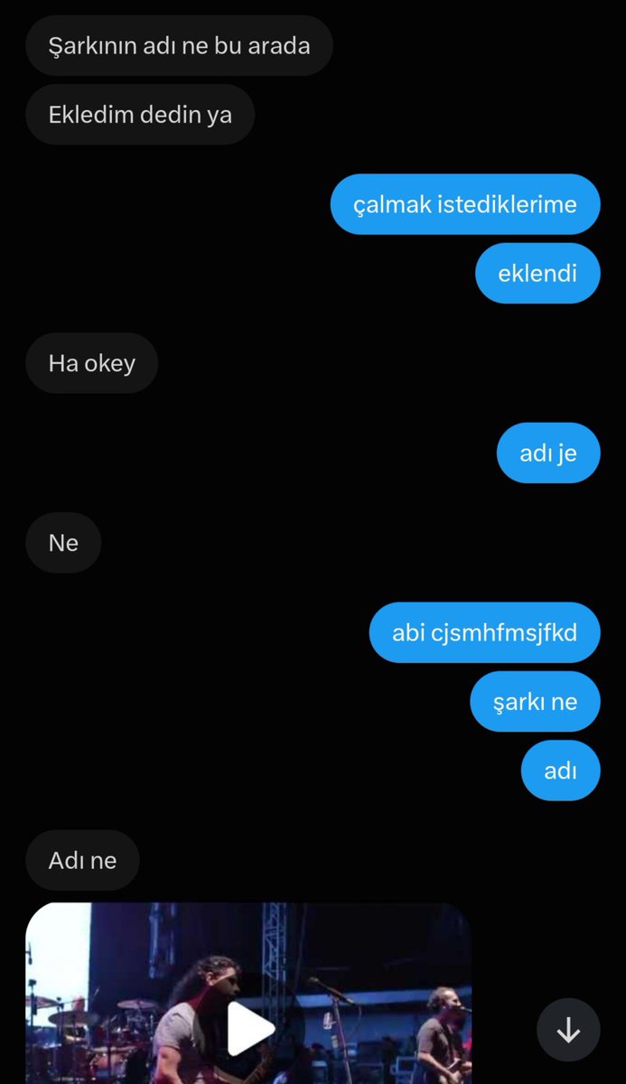 jjkook1306's tweet photo. 2 saattir şarkının adı ne diyorum adı NE imiş https://t.co/Ma6dEekS7l