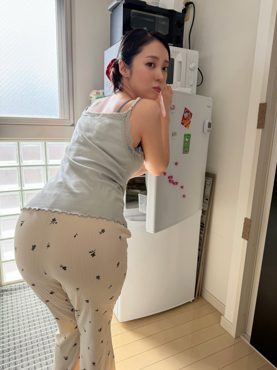 kitakyuichika's tweet photo. 出産したからなのか、３２という年齢からなのか、とにかくお尻が大きいのがコンプレックスです。 https://t.co/8hlnx1JJQF
