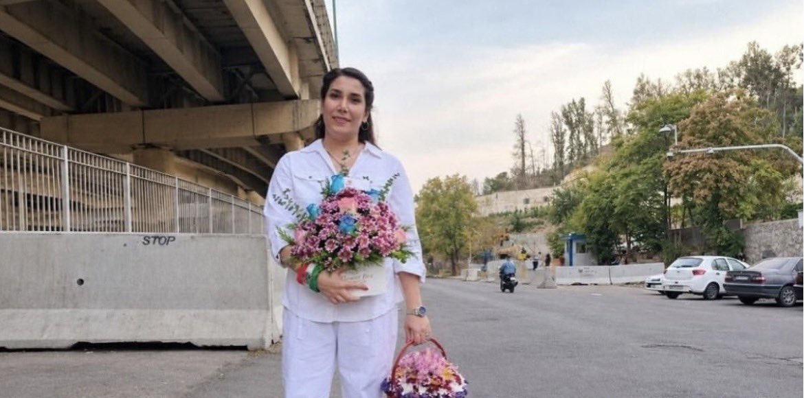 SepidehQolian's tweet photo. خواهر عزیزم بعد از پنج سال از زندان آزاد شد. زهره در شرایط سختی حبس کشید و در تمام این پنج سال ملاقاتی نداشت. به‌خاطر کرونا، مادرش زمین‌گیر شد و هر کاری کرد، دادستان به او مرخصی نداد تا روزهای آخر بالای سر مادرش باشد. زهره عاشق مادرش بود و او تنها کسی بود که در زندگی داشت.
در تمام این مدت حق مرخصی استحقاقی نداشت و فقط دو بار، آن هم کوتاه‌مدت، به مرخصی اضطراری آمد: یک بار بعد از فوت مادرش و بار دیگر برای چهلم او. یکی از غم‌انگیزترین لحظه‌هایی که دیدم، وقتی بود که خبر رسید مادرش در بخش مراقبت‌های ویژه بستری شده. زهره تلخ گریه می‌کرد و می‌گفت اگر مادرم بمیرد، یعنی جمهوری اسلامی خودم را کشته. مادرش مرد و او خیلی عذاب کشید.
تنهایی زهره در زندان، تنهایی خیلی از بچه‌های پادشاهی‌خواه است. پیش‌تر درباره‌ی تنهایی زنان عرب هم نوشته‌ام. در مصاحبه‌ام هم گفتم که شاهد هستم؛ شاهدی که از هر تریبونی برای شهادت‌دادن استفاده می‌کند.
نمی‌دانم این اختلاف‌نظرهایمان تا کجا قرار است ادامه پیدا کند؛ منظورم این است که رنج آدم‌هایی را که اطرافمان زندگی می‌کنند نادیده بگیریم و نبینیم؟ خواسته‌هایشان را نبینیم. بهای این ندیدن‌ها خیلی زیاد است و تاوانش را همه‌مان می‌دهیم.​​​​​​​​​​​​​​​​​​​​​​​​​​​​​​​​​​​​​​​​​​​​​​​​​​
#زهره_سرو