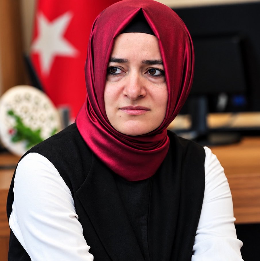suhacardakli's tweet photo. ⚠️ Fatma Betül Sayan Kaya’yı eleştirince hesabınıza niye erişim engeli geliyor?

Çünkü ailece BTK’ya sirayet etmişler:

Kuzenleri Erşad Aydın, Zeynep Aydın, Suat Koroğlu BTK’da görevli.

Kardeşi Ömer Sayan ise 3 yıl BTK Başkanlığı yapmış. https://t.co/BA1tEg2Ud2