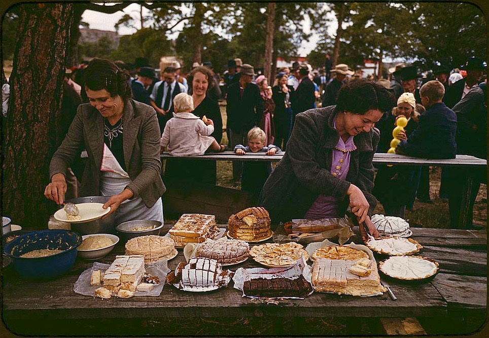 LRonLacy's tweet photo. In #OCTOBER 1940
‘Getting ready to serve the #barbeque dinner at the Pie Town, New Mexico Fair’ #Colorphotography by #RussellLee (1903-1986) #FarmSecurityAdministration. October 1940.
#PieTown #NewMexico #homesteading #homesteaders #farmers #farmlife #countryfair #cakes #pies https://t.co/j4tshNCBx1