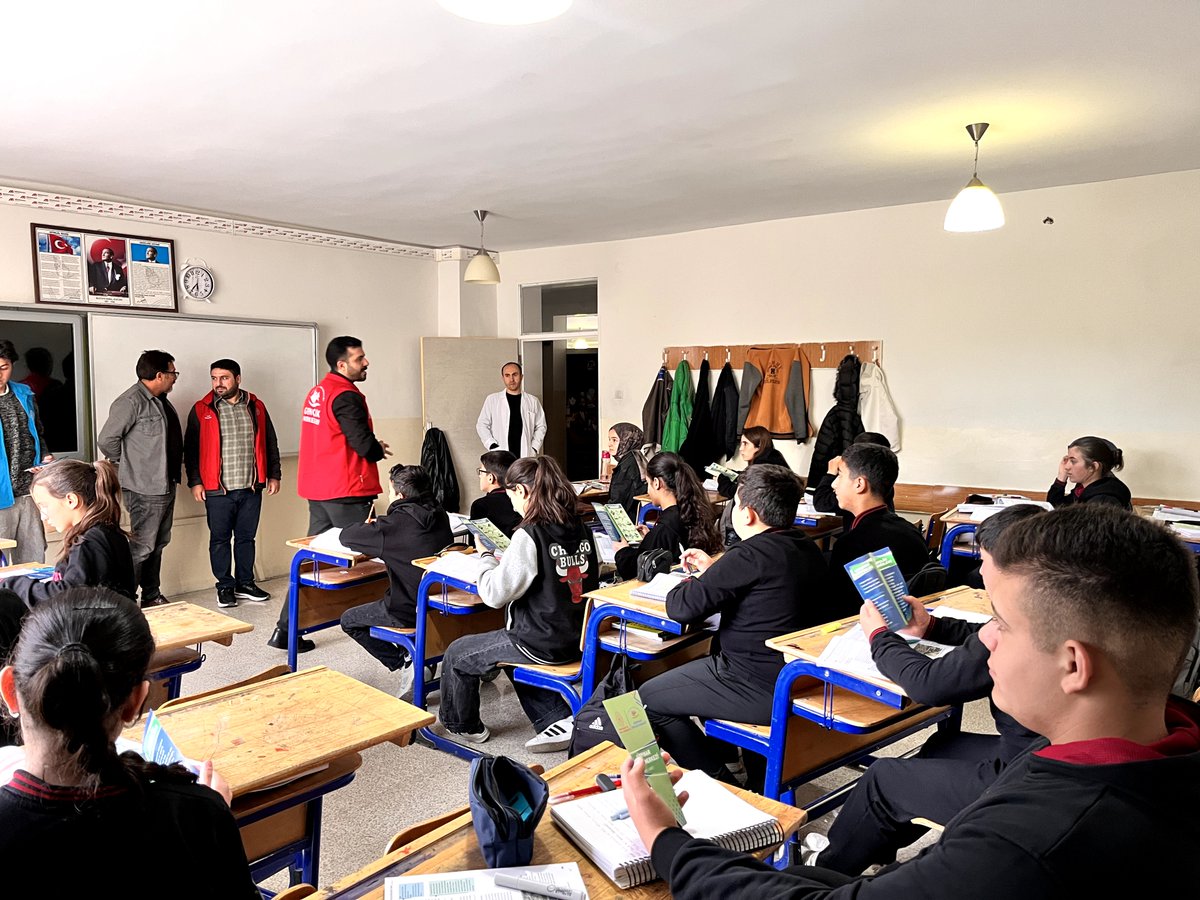 GSB_GurpinarGM's tweet photo. “Okullar Merkezimde”programı kapsamında okullarımızda gençlik merkezlerimizin bilinirliğini artırıyor; gençlerimizi gönüllülüğe teşvik ediyor, millî, manevi ve kültürel değerlerimizle buluşturuyoruz.
Gençlik merkezlerimiz, gençlerin buluşma ve gelişme noktası olmaya devam ediyor. https://t.co/chv9pHTvxE