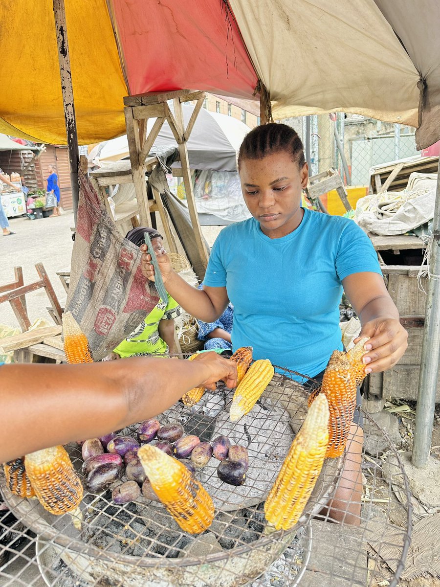 it_Rutie's tweet photo. Hardworking woman                   Poor man https://t.co/ZsigLRPNrM