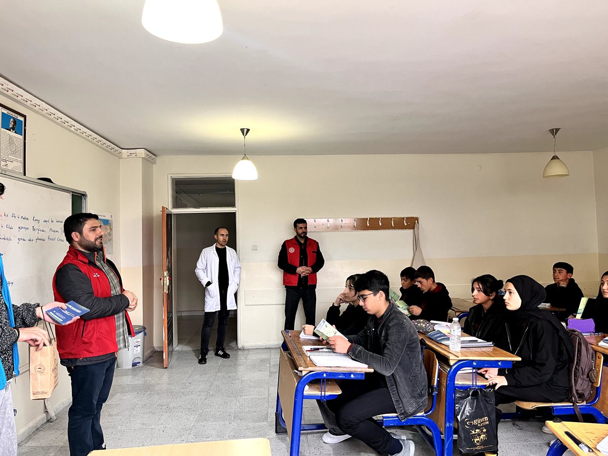 GSB_GurpinarGM's tweet photo. “Okullar Merkezimde”programı kapsamında okullarımızda gençlik merkezlerimizin bilinirliğini artırıyor; gençlerimizi gönüllülüğe teşvik ediyor, millî, manevi ve kültürel değerlerimizle buluşturuyoruz.
Gençlik merkezlerimiz, gençlerin buluşma ve gelişme noktası olmaya devam ediyor. https://t.co/chv9pHTvxE
