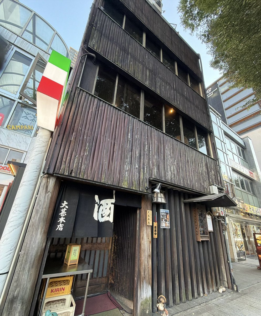 402aitsunoheya's tweet photo. 愛知に遠征のアル中さん。
伏見駅7番出口すぐのこちらのお店お勧めです。
打ち上げにはオーダーストップ間に合いませんが、せっかく栄に来たのなら帰る前にぜひ。オーダーするおつまみより並んでるのがお勧め。樽酒は必須です。

#ALFEE秋ツアー
#地元名店巡り https://t.co/LtO7EQNOTc