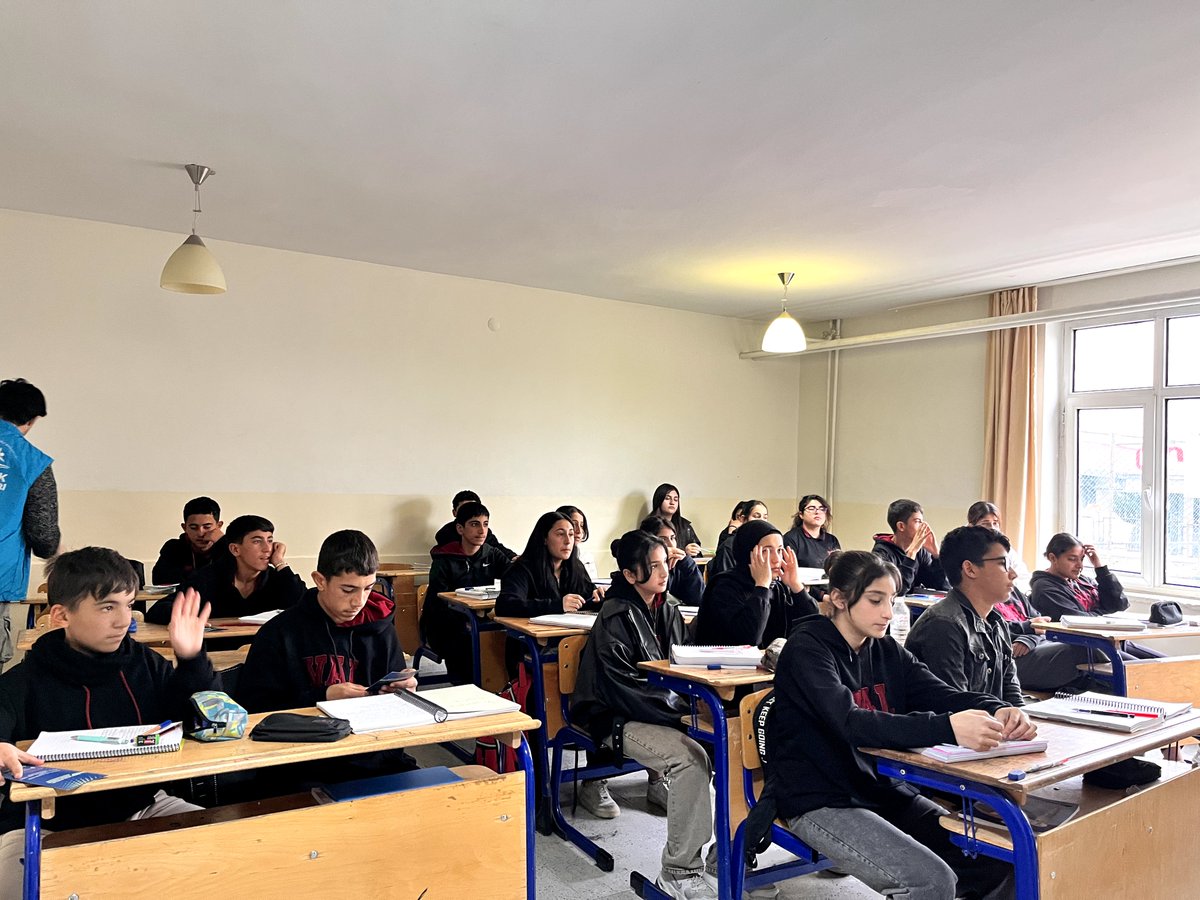 GSB_GurpinarGM's tweet photo. “Okullar Merkezimde”programı kapsamında okullarımızda gençlik merkezlerimizin bilinirliğini artırıyor; gençlerimizi gönüllülüğe teşvik ediyor, millî, manevi ve kültürel değerlerimizle buluşturuyoruz.
Gençlik merkezlerimiz, gençlerin buluşma ve gelişme noktası olmaya devam ediyor. https://t.co/chv9pHTvxE