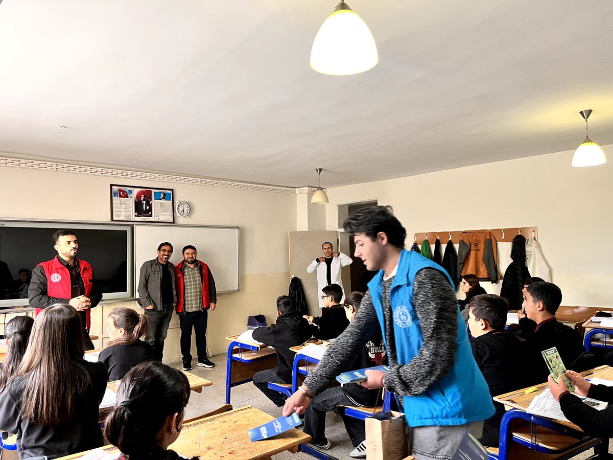 GSB_GurpinarGM's tweet photo. “Okullar Merkezimde”programı kapsamında okullarımızda gençlik merkezlerimizin bilinirliğini artırıyor; gençlerimizi gönüllülüğe teşvik ediyor, millî, manevi ve kültürel değerlerimizle buluşturuyoruz.
Gençlik merkezlerimiz, gençlerin buluşma ve gelişme noktası olmaya devam ediyor. https://t.co/chv9pHTvxE