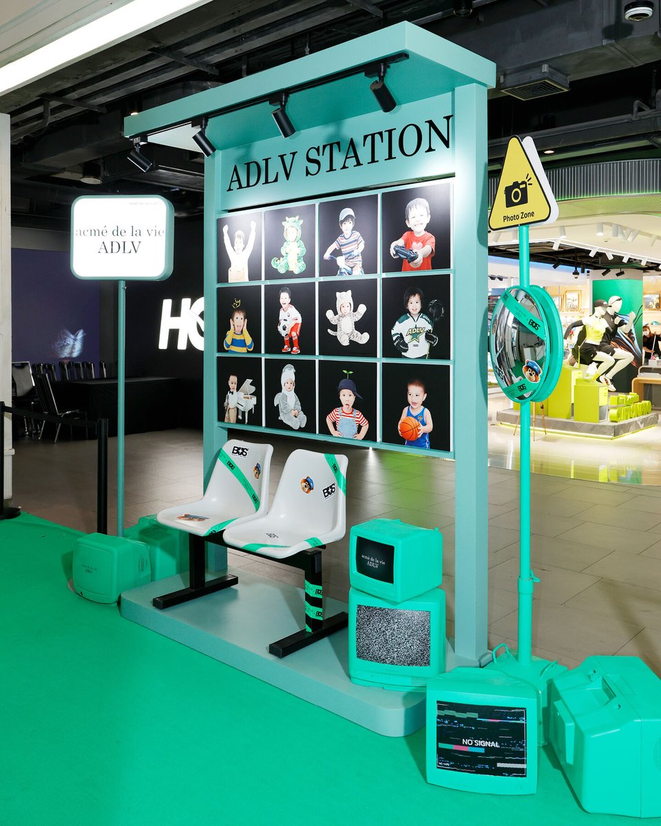 TheStandardPOP's tweet photo. ADLV x BUS Collection ถ่ายทอดตัวตนผ่านเสื้อยืดที่ออกแบบร่วมกับวง BUS

Acmé de la vie (ADLV) แบรนด์แฟชั่นสตรีทแวร์จากเกาหลีใต้ เปิด���ัว ADLV x BUS คอลเล็กชันพิเศษที่ถือเป็นอีกหนึ่งการร่วมงานครั้งสำคัญของ ADLV Thailand จับมือกับศิลปิน T-Pop ระดับประเทศอย่าง BUS because of you i shine พร้อมจัดงาน ADLV × BUS POP-UP STORE ที่มีสองสมากชิก AA และ JINWOOK จากวง BUS เข้าร่วมงานเมื่อวันที่ 5 ตุลาคมที่ผ่านมา ณ Siam Center

โดย ADLV x BUS Collection เป็นการถ่ายทอดตัวตนของสมาชิก BUS because of you i shine ทั้ง 12 คนผ่านเสื้อยืดที่ออกแบบร่วมกันระหว่างแบรนด์และศิลปิน โดยนำเรื่องราว ความชื่นชอบ และสิ่งที่สะท้อนความเป็นตัวตนของแต่ละสมาชิก มาตีความผ่านภาษาของแฟชั่นสตรีทแวร์ในแบบฉบับ ADLV

พร้อมนำเอกลักษณ์ที่โดดเด่นของ ADLV อย่าง Baby Face มาตีความใหม่ผ่านตัวตนของสมาชิกทั้ง 12 คน โดยนำภาพในวัยเด็กของแต่ละสมาชิก มาผสมผสานเข้ากับความชื่นชอบและความสนใจเฉพาะตัวของแต่ละคน กลายเป็นดีไซน์เสื้อยืดที่มีเรื่องราวและคาแรกเตอร์แตกต่างกันออกไป ซึ่งแต่ละลายจะบอกเล่าเรื่องราวของสมาชิกแต่ละคนผ่านภาพวัยเด็กและสิ่งที่พวกเขาชื่นชอบ ทำให้เสื้อแต่ละตัวมีความหมายเฉพาะตัว และสะท้อนความสัมพันธ์ระหว่าง ADLV’s iconic Baby Face กับ the personalities of BUS ได้อย่างสนุกและลงตั��

นอกจากนี้ยัง���ีการจัด ADLV x BUS POP-UP EVENT ที่เนรมิต Atrium 2 ชั้น G สยามเซ็นเตอร์ ให้กลายเป็นจุดนัดพบครั้งใหม่ของสายแฟชั่นและแฟนคลับ อีกทั้งสองหนุ่ม AA และ JINWOOK จากวง BUS ยังมาเยี่ยมชมป๊อปอัพสโตร์ครั้งนี้อีกด้วย โดยคอลเล็กชันนี้เริ่มวางจำหน่ายครั้งแรกวันที่ 5-6 ตุลาคมนี้ที่งานป๊อปอัพสโตร์ และจะวางขายทั้งออนไลน์และออฟไลน์อย่างเป็นทางการในวันที่ 7 ตุลาคม 2026 เป็นต้นไป

ชมรูปภาพทั้งหมดได้ที่: https://t.co/4QQWtAcTsC

ภาพ: ADLV

#TheStandardPOP
#ADLVxBUS
#adlvthailand
#BUSbecauseofyouishine