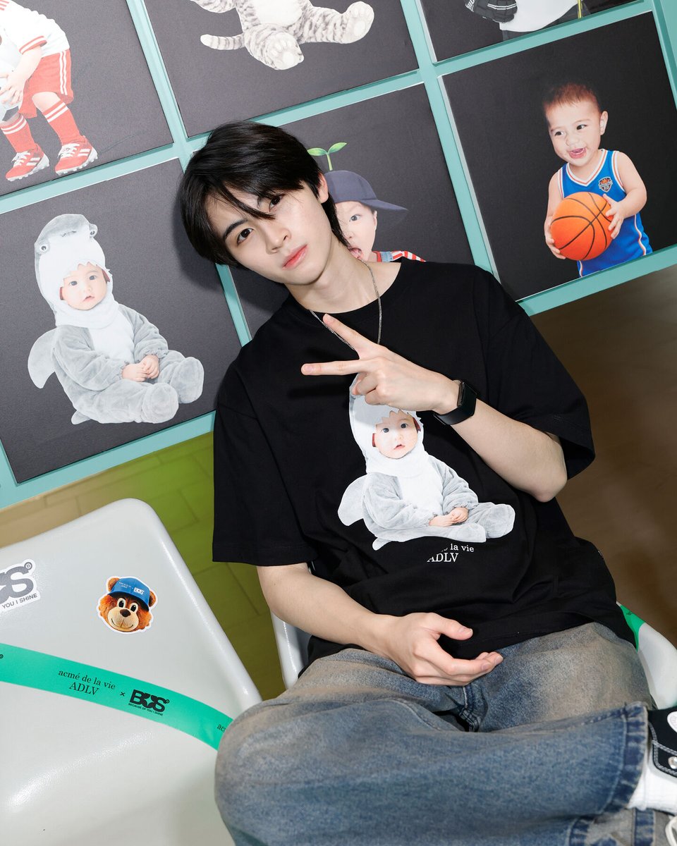 TheStandardPOP's tweet photo. ADLV x BUS Collection ถ่ายทอดตัวตนผ่านเสื้อยืดที่ออกแบบร่วมกับวง BUS

Acmé de la vie (ADLV) แบรนด์แฟชั่นสตรีทแวร์จากเกาหลีใต้ เปิด���ัว ADLV x BUS คอลเล็กชันพิเศษที่ถือเป็นอีกหนึ่งการร่วมงานครั้งสำคัญของ ADLV Thailand จับมือกับศิลปิน T-Pop ระดับประเทศอย่าง BUS because of you i shine พร้อมจัดงาน ADLV × BUS POP-UP STORE ที่มีสองสมากชิก AA และ JINWOOK จากวง BUS เข้าร่วมงานเมื่อวันที่ 5 ตุลาคมที่ผ่านมา ณ Siam Center

โดย ADLV x BUS Collection เป็นการถ่ายทอดตัวตนของสมาชิก BUS because of you i shine ทั้ง 12 คนผ่านเสื้อยืดที่ออกแบบร่วมกันระหว่างแบรนด์และศิลปิน โดยนำเรื่องราว ความชื่นชอบ และสิ่งที่สะท้อนความเป็นตัวตนของแต่ละสมาชิก มาตีความผ่านภาษาของแฟชั่นสตรีทแวร์ในแบบฉบับ ADLV

พร้อมนำเอกลักษณ์ที่โดดเด่นของ ADLV อย่าง Baby Face มาตีความใหม่ผ่านตัวตนของสมาชิกทั้ง 12 คน โดยนำภาพในวัยเด็กของแต่ละสมาชิก มาผสมผสานเข้ากับความชื่นชอบและความสนใจเฉพาะตัวของแต่ละคน กลายเป็นดีไซน์เสื้อยืดที่มีเรื่องราวและคาแรกเตอร์แตกต่างกันออกไป ซึ่งแต่ละลายจะบอกเล่าเรื่องราวของสมาชิกแต่ละคนผ่านภาพวัยเด็กและสิ่งที่พวกเขาชื่นชอบ ทำให้เสื้อแต่ละตัวมีความหมายเฉพาะตัว และสะท้อนความสัมพันธ์ระหว่าง ADLV’s iconic Baby Face กับ the personalities of BUS ได้อย่างสนุกและลงตั��

นอกจากนี้ยัง���ีการจัด ADLV x BUS POP-UP EVENT ที่เนรมิต Atrium 2 ชั้น G สยามเซ็นเตอร์ ให้กลายเป็นจุดนัดพบครั้งใหม่ของสายแฟชั่นและแฟนคลับ อีกทั้งสองหนุ่ม AA และ JINWOOK จากวง BUS ยังมาเยี่ยมชมป๊อปอัพสโตร์ครั้งนี้อีกด้วย โดยคอลเล็กชันนี้เริ่มวางจำหน่ายครั้งแรกวันที่ 5-6 ตุลาคมนี้ที่งานป๊อปอัพสโตร์ และจะวางขายทั้งออนไลน์และออฟไลน์อย่างเป็นทางการในวันที่ 7 ตุลาคม 2026 เป็นต้นไป

ชมรูปภาพทั้งหมดได้ที่: https://t.co/4QQWtAcTsC

ภาพ: ADLV

#TheStandardPOP
#ADLVxBUS
#adlvthailand
#BUSbecauseofyouishine