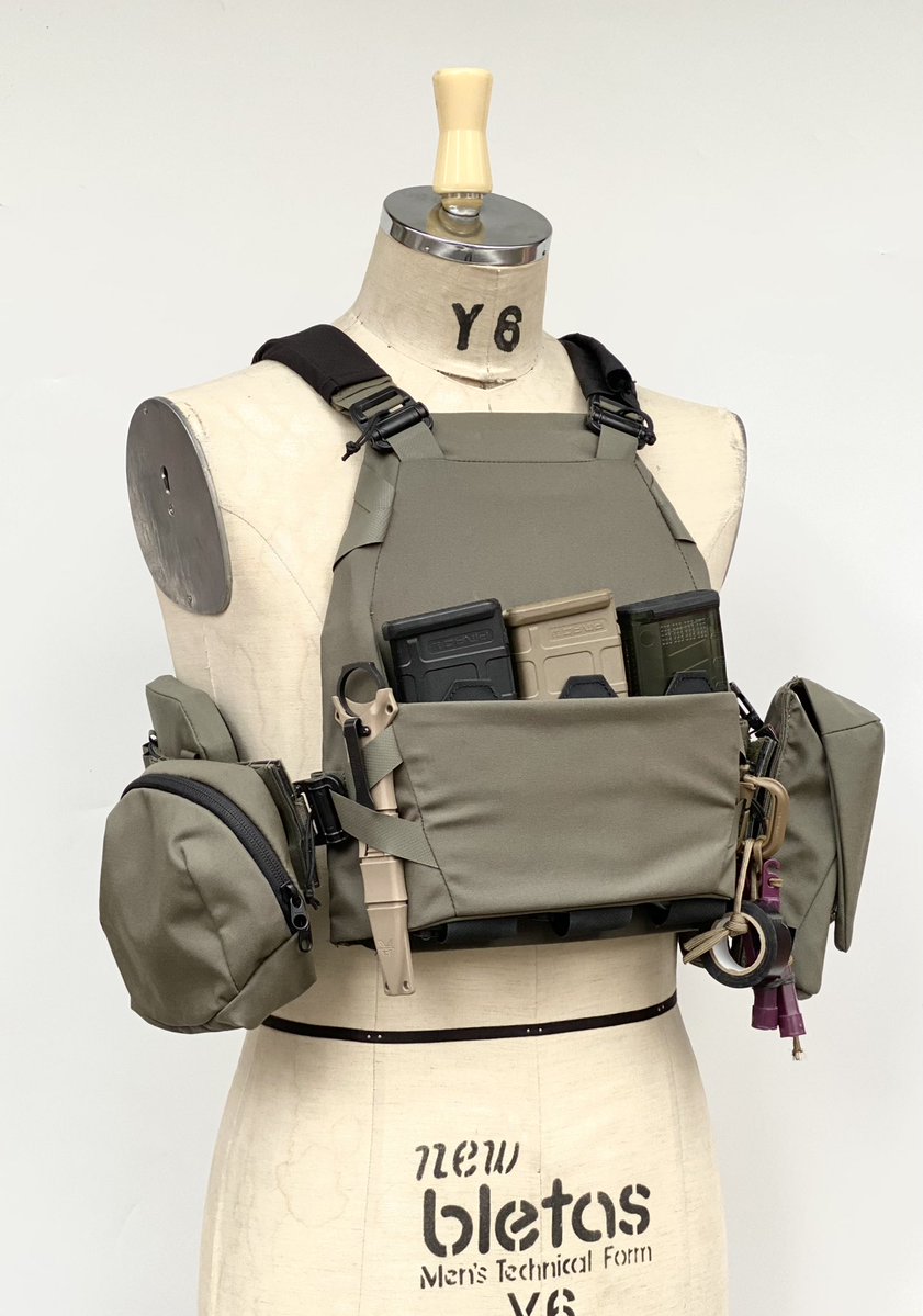 x115xtaylor's tweet photo. XP11 SLICK PLATE CARRIER M-SIZE
現職の方々はじめ、国内外のプロフェッショナルからMサイズのオーダーをいただく事が多く、これまでは受注生産で対応しておりました。
しかしいよいよご注文件数も増えて参りまして、今後はMサイズも通常ラインナップに加えて即納在庫を準備する事に決定致しました。
各種製品SとMの2サイズ展開とするため現在鋭意生産中です！

画像のXP11では、MサイズのSAPIプレートを納めています。
一見スイマーカットっぽいデザインですが、パターン技術を駆使してSAPIカット、スイマーカット共用のボディパネルとなっています。
