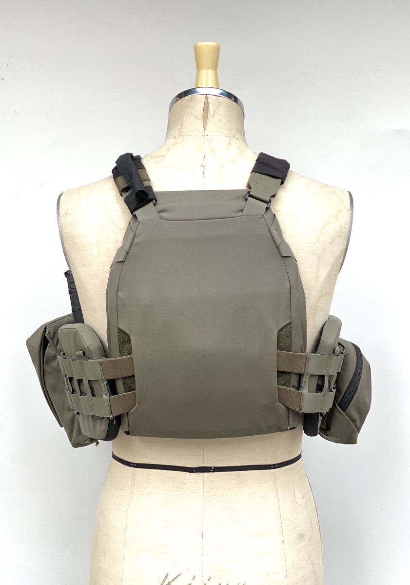 x115xtaylor's tweet photo. XP11 SLICK PLATE CARRIER M-SIZE
現職の方々はじめ、国内外のプロフェッショナルからMサイズのオーダーをいただく事が多く、これまでは受注生産で対応しておりました。
しかしいよいよご注文件数も増えて参りまして、今後はMサイズも通常ラインナップに加えて即納在庫を準備する事に決定致しました。
各種製品SとMの2サイズ展開とするため現在鋭意生産中です！

画像のXP11では、MサイズのSAPIプレートを納めています。
一見スイマーカットっぽいデザインですが、パターン技術を駆使してSAPIカット、スイマーカット共用のボディパネルとなっています。