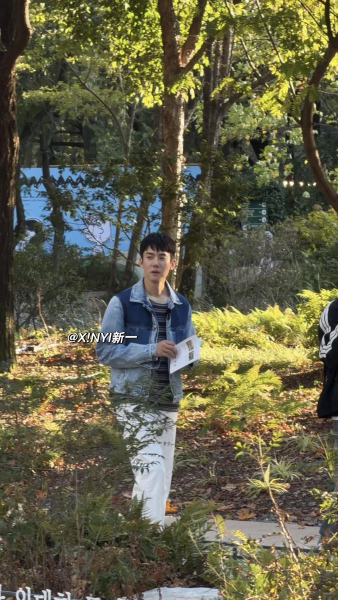 angelansel_'s tweet photo. yeonseok is spotted filming again (for the nth time today) 👀 op spotted him at seoul forest this time! 

“ran into yoo yeonseok in seoul forest.
is this even reasonable? this is already the second time running into this bro, hahaha. the last time was in itaewon. such a surreal bond.���

cr. X!NYI新一