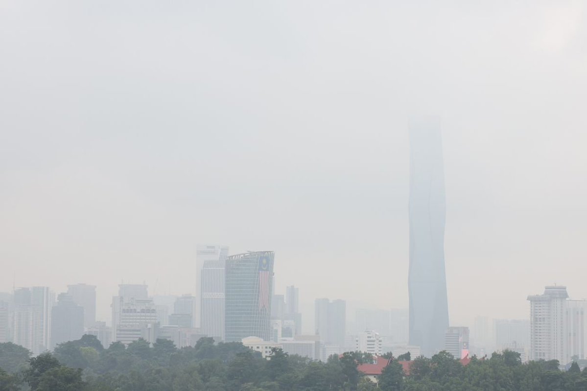 TheFuturizts's tweet photo. The health hazard of KL’s haze is the more obvious concern.
But we don’t really talk about what it costs us financially.
1) Air purifier: RM850
2) Increased TNB bill (mainly from aircond): +RM40 to RM90/mo
3) N95 Masks (30 pcs): RM50
4) Herbal tea (1-2 cups per week across 4 weeks): RM50
5) Difflam sore throat lozenges (2 packs): RM20
6) Eyedrops for irritated eyes: RM35
7) Floor cleaner, wet wipes, refills for more frequent cleaning: RM50
Total: RM1,095-RM1,145