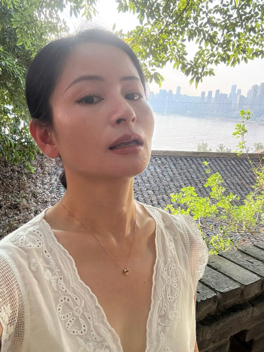 NadhrahRashid's tweet photo. 台阶还没走完，我已经喘了。汗顺着脖子往下，白衣服贴在胸口。这感觉太熟了，像你压着我做完那一轮。 https://t.co/Wzfg96xsLY