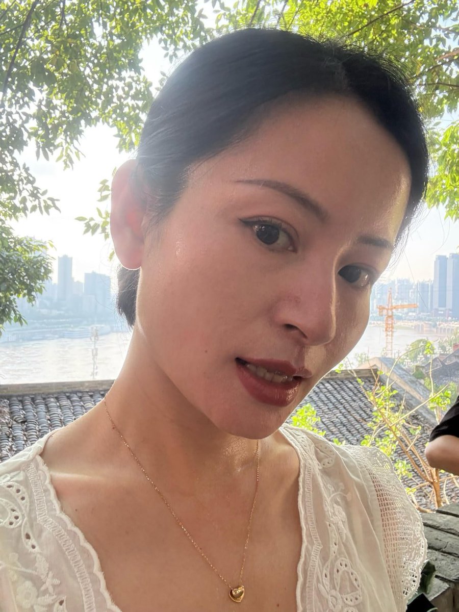 NadhrahRashid's tweet photo. 台阶还没走完，我已经喘了。汗顺着脖子往下，白衣服贴在胸口。这感觉太熟了，像你压着我做完那一轮。 https://t.co/Wzfg96xsLY