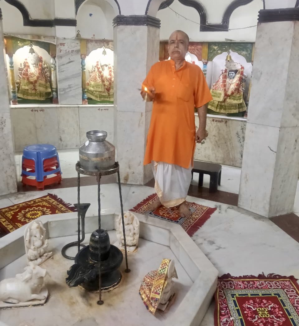 BhaiPreetSingh's tweet photo. मुल्ला से डर मिश्रा शुक्ला पांडे पर जोर

पंडित शारदा प्रसाद शुक्ला 25 वर्ष से शिव शक्ति मंदिर ईस्ट पंजाबी बाग में पुजारी है।

स्थानीय भू माफियों ने घर बैठे एक संस्था बनाई और पंडित को गालियां दे शुरू कर दी चल निकल यहाँ से

मैंने पंडित जी को वकील दिया कोर्ट ने पंडित जी को सुना और भू माफियों को नोटिस कर दिए।

भू माफियां आज जबरन पंडित जी के घर में घुस गए सामान बाहर फेंका और हाथापाई की, Sho पंडित जी FIR नहीं लिख रहे।

सुनने में आया है भू माफियों ने Sho सेवा कर दी और अब Sho का कहना है पंडित जी के पोते ने लड़की छेड़ी है जो यहाँ रहता ही नहीं। 

भू माफियों कहते फिरते है पंडित पर जब तक Sc St नहीं लगेगा ये मंदिर छोड़ कर भागेगा नहीं।

@DCPWestDelhi @CPDelhi @BJP4Delhi