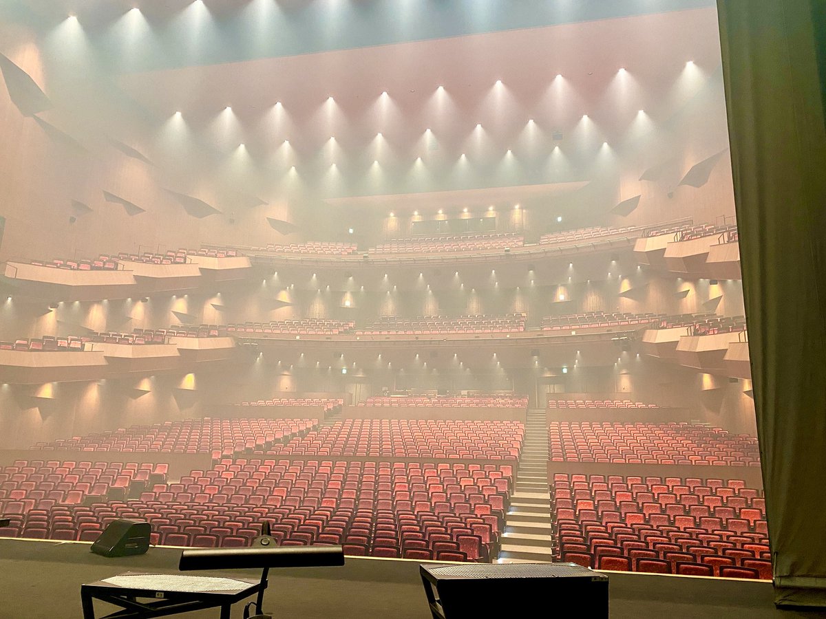 gentaueki's tweet photo. 10/6
舟木一夫@福岡市民ホール
僕は初めて訪ねる会場でしたよ

↑中野さんと僕は
空港⇄会場の行き来だけの福岡
そう、早起きして日帰りなので
帰路はきっとぐっすりです
満喫したかったなぁ https://t.co/S3a6Oc7A7n