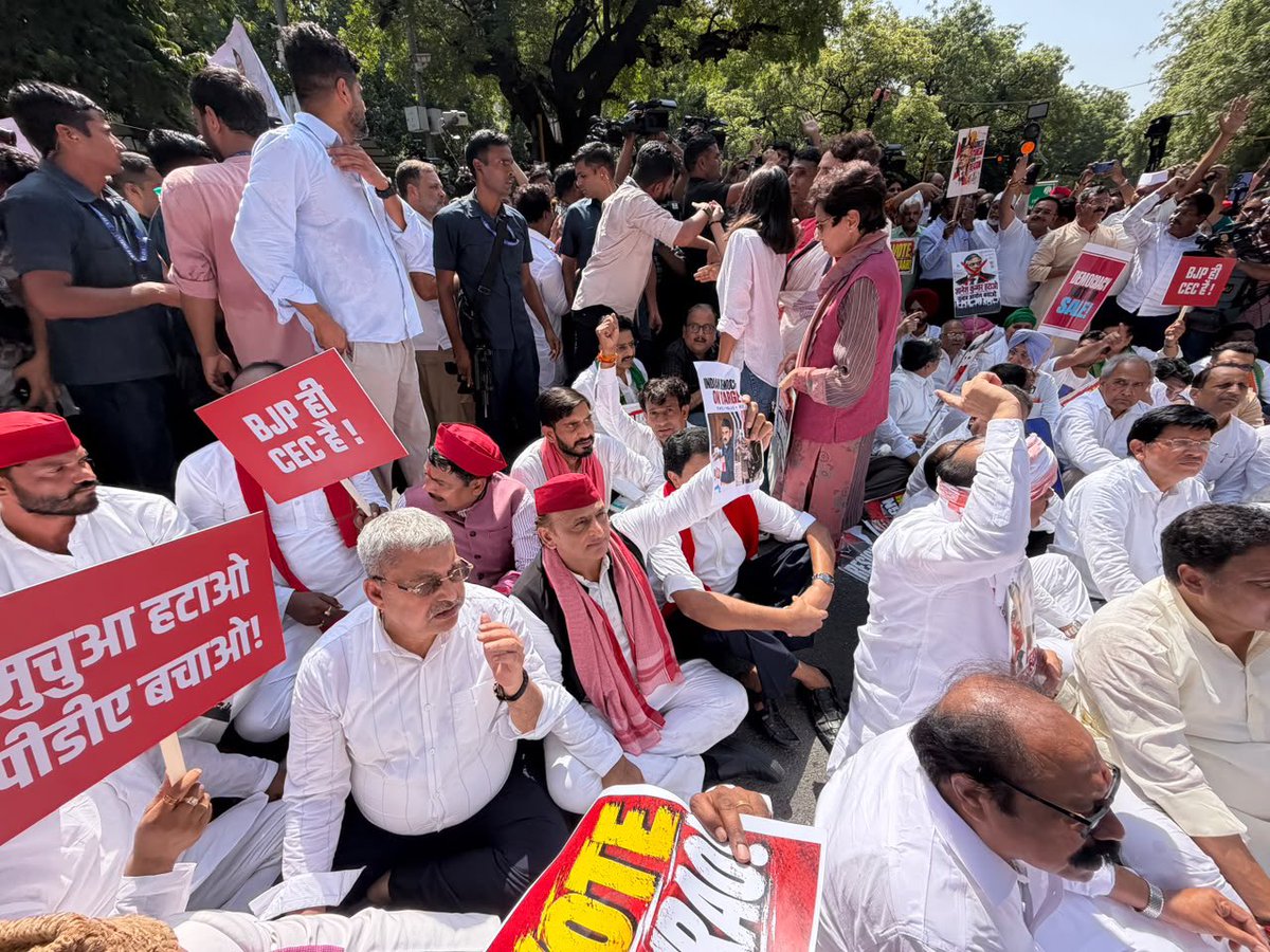 samajwadiparty's tweet photo. लोकतंत्र बचाना है
वोट को बचाना है https://t.co/E5wxak41Cc