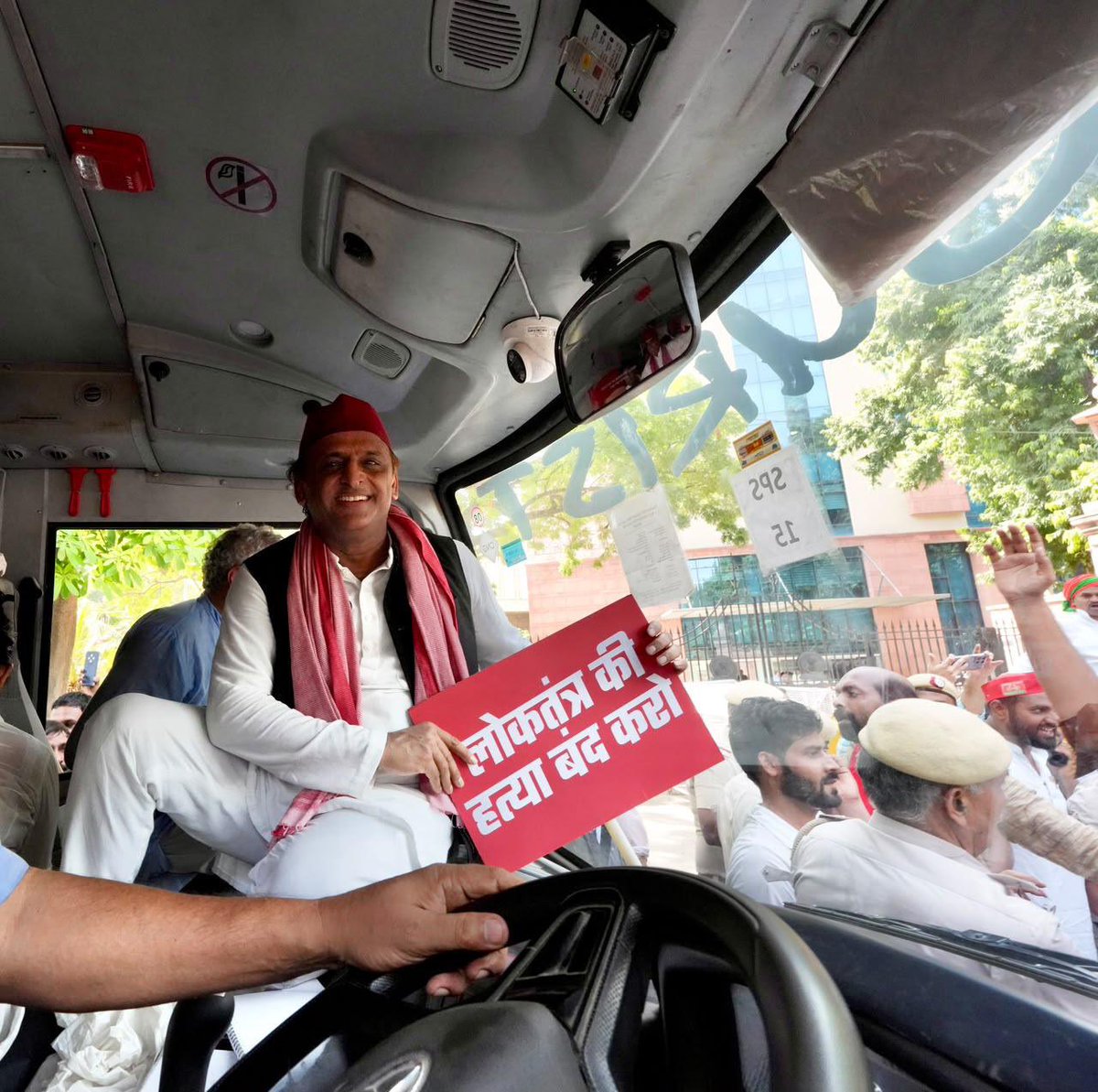 samajwadiparty's tweet photo. लोकतंत्र बचाना है
वोट को बचाना है https://t.co/E5wxak41Cc