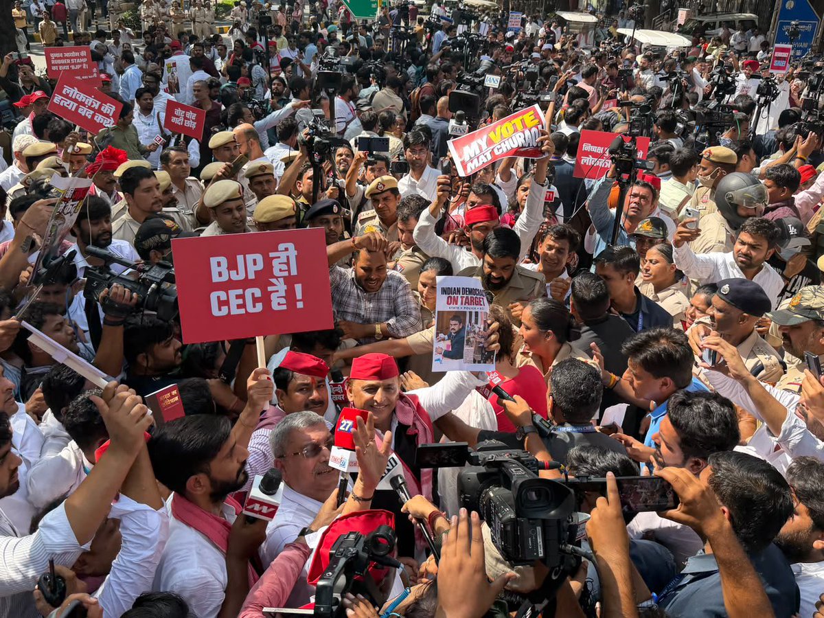 samajwadiparty's tweet photo. लोकतंत्र बचाना है
वोट को बचाना है https://t.co/E5wxak41Cc