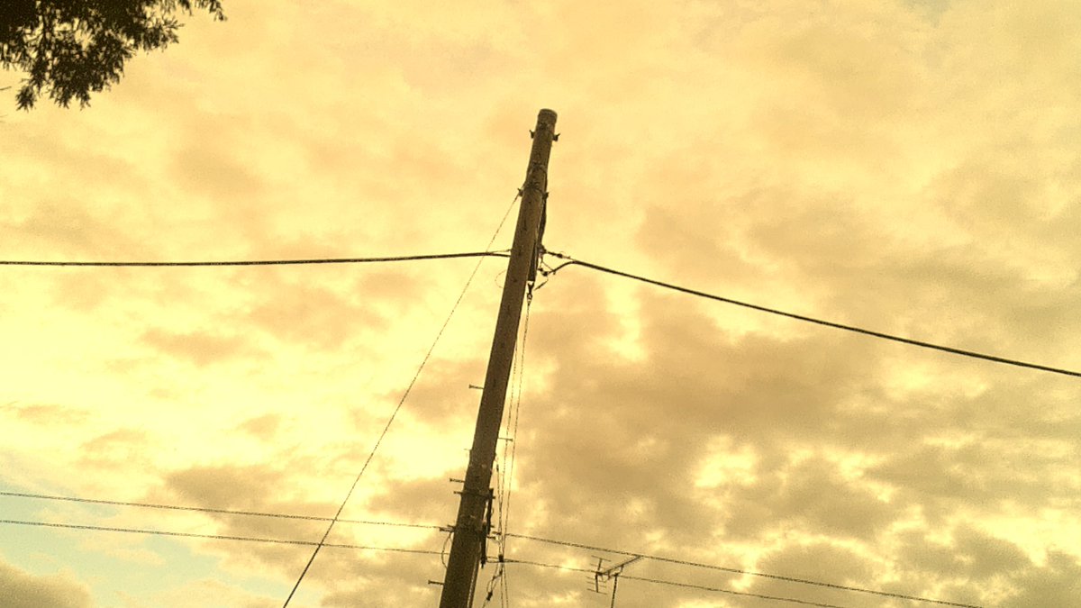 45454545AV's tweet photo. 今めっちゃ空が黄色？っぽい
てか部屋も黄色い、え？世界終わる感じ？ https://t.co/W8vzllSCTI