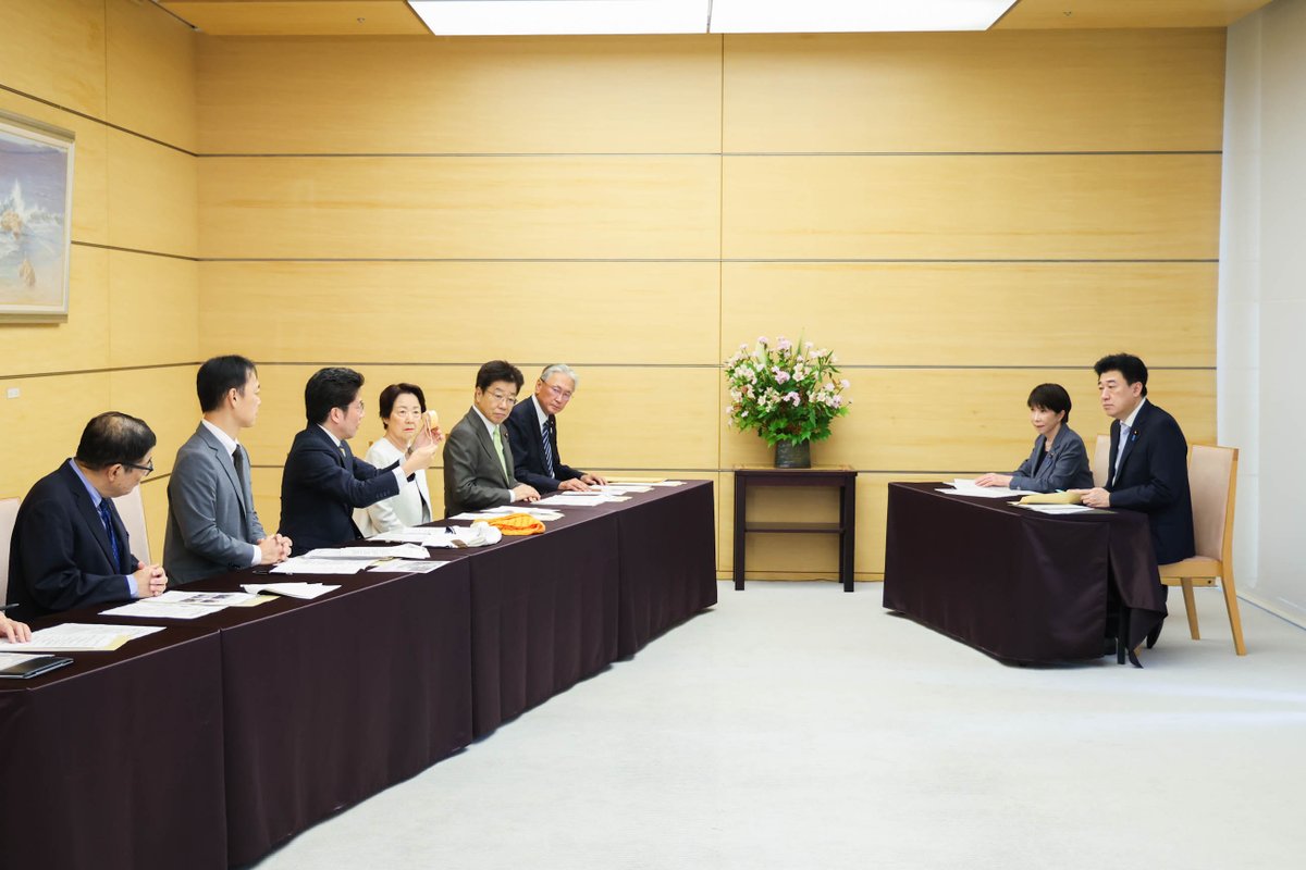 takaichi_sanae's tweet photo. 本日は、
「北朝鮮に拉致された日本人を早期に救出するために行動する議員連盟」（拉致議連）、
「北朝鮮による拉致被害者家族連絡会」（家族会）、
「北朝鮮に拉致された日本人を救出するための全国協議会」（救う会）
の3団体の皆様が官邸にお越し下さり、先月に米国を訪問された際のお話を伺いました。

訪米中は、米国の政府高官、連邦議会議員、有識者など多数の方々と面会され、「拉致問題」の解決に対する切実な思いを直接お伝えいただき、理解と支持を明確に表明いただいたことなどについて、ご説明をいただきました。

3団体の皆様のお取組に心から敬意を表するとともに、訪米結果について直接お話を伺う機会を頂きましたことに感謝を申し上げました。

私自身も、同じ時期に、ニューヨークを訪問し、トランプ大統領と首脳会談を行い、「拉致問題」の即時解決について強い支持をいただきました。

また、「国連総会一般討論演説」では、
・「拉致問題」が現在進行形の問題であり、人命に関わる問題であること、
・この問題を一刻も早く解決すべきこと、
・そして、日朝双方の未来のためにも、「日朝平壌宣言」に基づき、互いに実りある関係を作るべく、対話し、具体的に行動する用意があること
を訴えました。

各国首脳の来日、国際会議の場での二国間会談などの際にも、必ず「拉致問題」を取り上げ、ご理解をいただいています。

ちょうど昨日（10月5日）は、横田めぐみさんの62歳のお誕生日でした。

拉致被害者のご帰国には、あまりに長い時間がかかっており、これ以上時間をかけるわけにはいきません。

拉致被害者の方々に一日も早く祖国の土を踏んでいただけるよう、私の代で何としても突破口を開き、「拉致問題」を解決すべく、木原官房長官と力を合わせて、様々なルートでの働きかけを続けるとともに、国際社会とも緊密に連携して取組を続けてまいります。