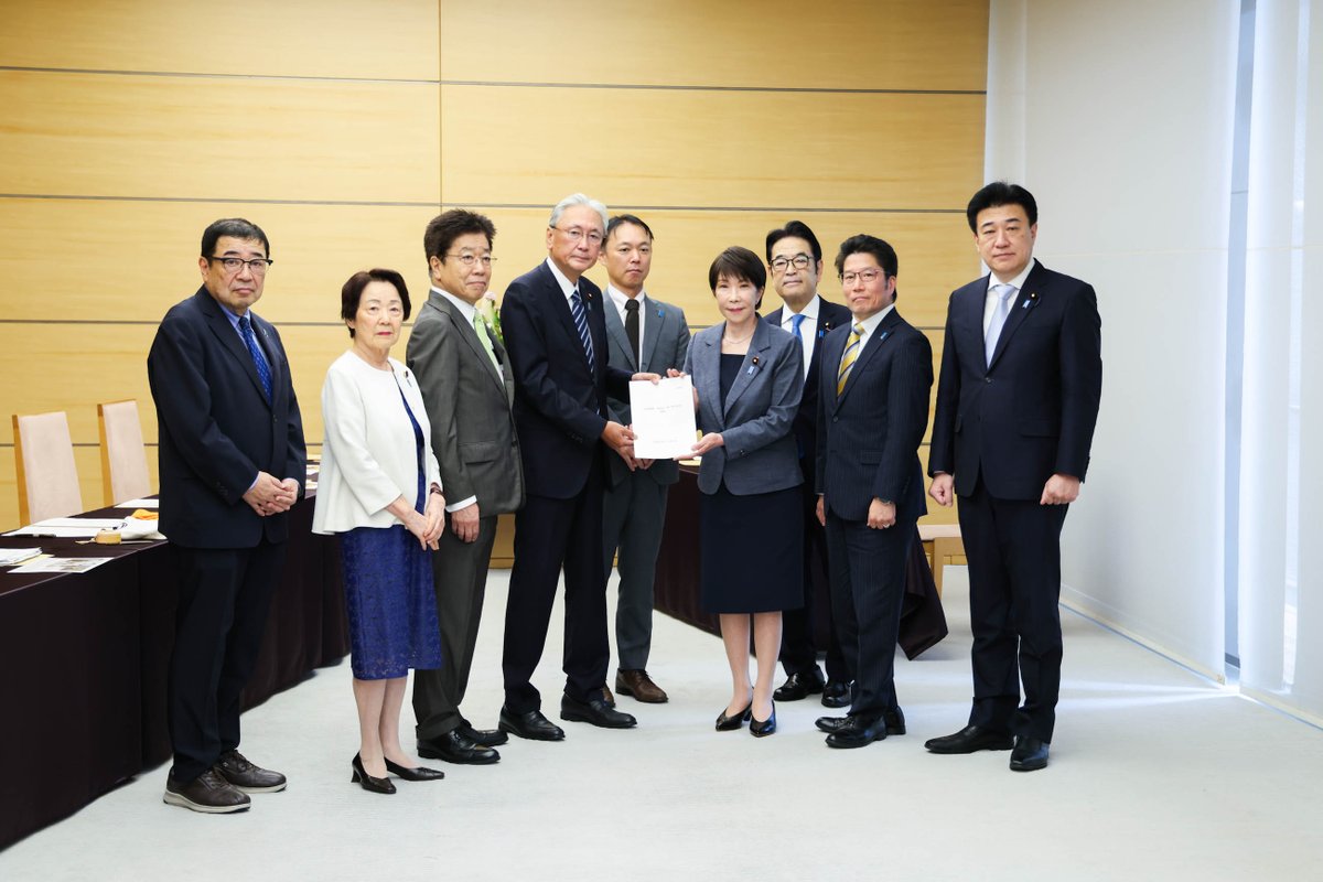 takaichi_sanae's tweet photo. 本日は、
「北朝鮮に拉致された日本人を早期に救出するために行動する議員連盟」（拉致議連）、
「北朝鮮による拉致被害者家族連絡会」（家族会）、
「北朝鮮に拉致された日本人を救出するための全国協議会」（救う会）
の3団体の皆様が官邸にお越し下さり、先月に米国を訪問された際のお話を伺いました。

訪米中は、米国の政府高官、連邦議会議員、有識者など多数の方々と面会され、「拉致問題」の解決に対する切実な思いを直接お伝えいただき、理解と支持を明確に表明いただいたことなどについて、ご説明をいただきました。

3団体の皆様のお取組に心から敬意を表するとともに、訪米結果について直接お話を伺う機会を頂きましたことに感謝を申し上げました。

私自身も、同じ時期に、ニューヨークを訪問し、トランプ大統領と首脳会談を行い、「拉致問題」の即時解決について強い支持をいただきました。

また、「国連総会一般討論演説」では、
・「拉致問題」が現在進行形の問題であり、人命に関わる問題であること、
・この問題を一刻も早く解決すべきこと、
・そして、日朝双方の未来のためにも、「日朝平壌宣言」に基づき、互いに実りある関係を作るべく、対話し、具体的に行動する用意があること
を訴えました。

各国首脳の来日、国際会議の場での二国間会談などの際にも、必ず「拉致問題」を取り上げ、ご理解をいただいています。

ちょうど昨日（10月5日）は、横田めぐみさんの62歳のお誕生日でした。

拉致被害者のご帰国には、あまりに長い時間がかかっており、これ以上時間をかけるわけにはいきません。

拉致被害者の方々に一日も早く祖国の土を踏んでいただけるよう、私の代で何としても突破口を開き、「拉致問題」を解決すべく、木原官房長官と力を合わせて、様々なルートでの働きかけを続けるとともに、国際社会とも緊密に連携して取組を続けてまいります。