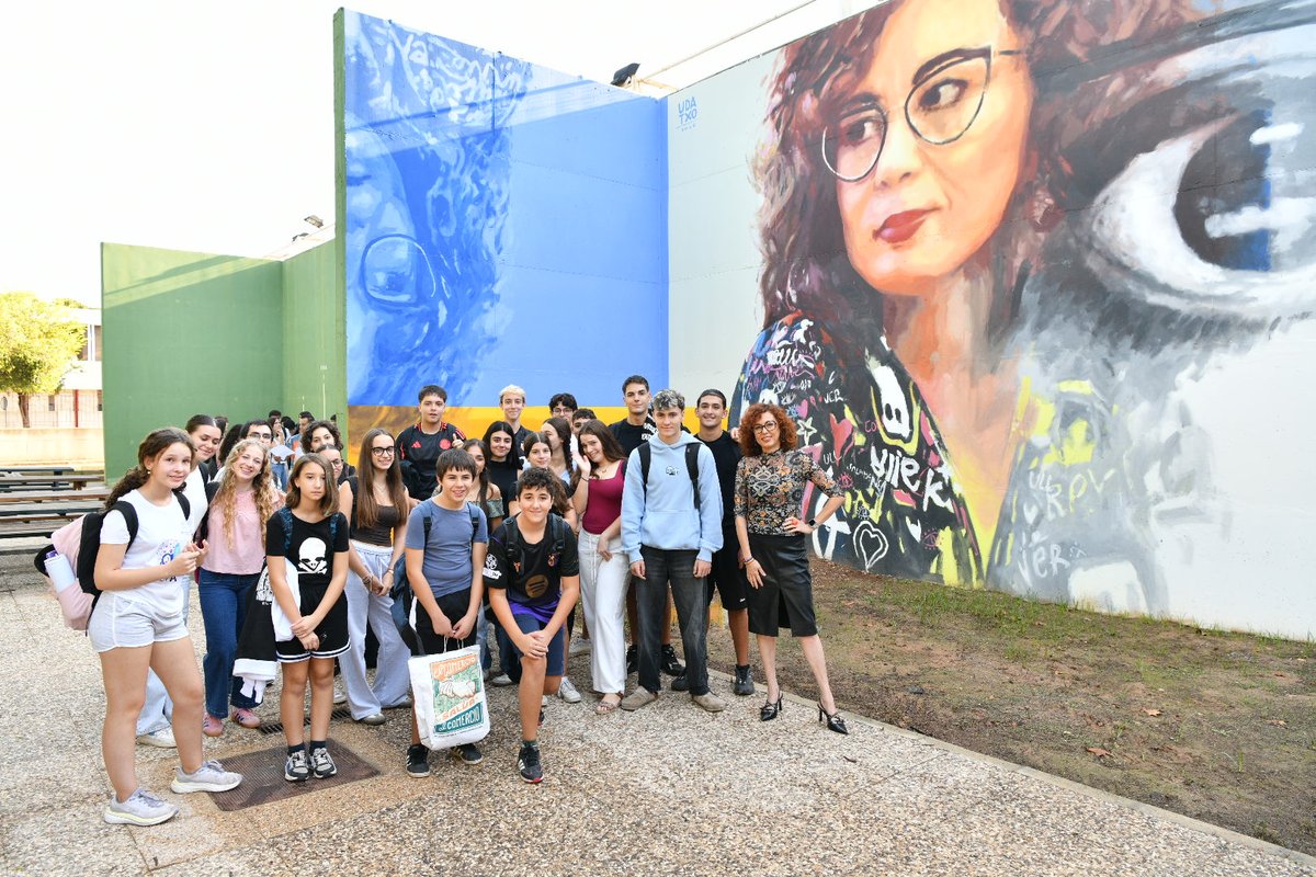 SENC_'s tweet photo. 🎨@ConchiLillo, miembro de SENC, homenajeada con un mural del proyecto Dones de Ciència de @UPV 👏 

Profesora e investigadora de @usal @Incyl_Usal y @IBSAL_IIS es una de las divulgadoras científicas más reconocidas 

👨‍🎨Udatxo
📍IES Enric Valor, Picanya

https://t.co/wRwGaC37aq https://t.co/YZsUzG5nkS