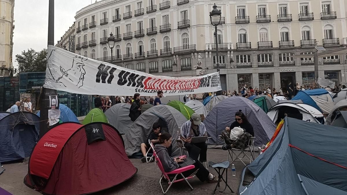 EddyIU's tweet photo. 📕El profesorado universitario sacamos las clases a la calle.
💚💚Nos vemos a partir de las 12:00 en la Acampada ⛺️ Sol por la vivienda.
⏰ A las 12:00 hablaré de “El rentismo y la construcción histórica del capitalismo en España.
Todo el programa de hoy 👉https://t.co/nTjJuvwcaJ https://t.co/z3dqpH00mZ