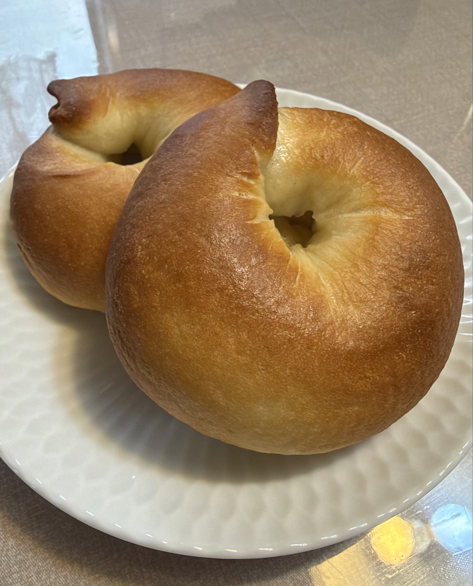 GaragaradonC's tweet photo. 今日はミルクベーグルを焼きました。富澤商店 けいちょん さんのレシピで、中にシナモンレーズンフィリングが入っています。

#手作りパン
#富澤商店レシピ https://t.co/gDhQsibpFL