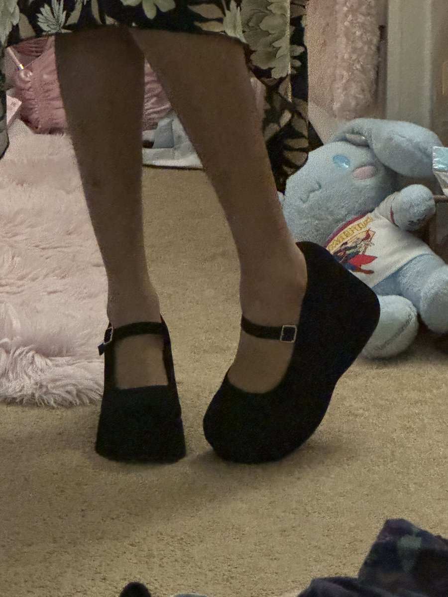 ffxiiis's tweet photo. bestie gifted me an old pair of shoes hehe https://t.co/ZN9cGnu6Hs